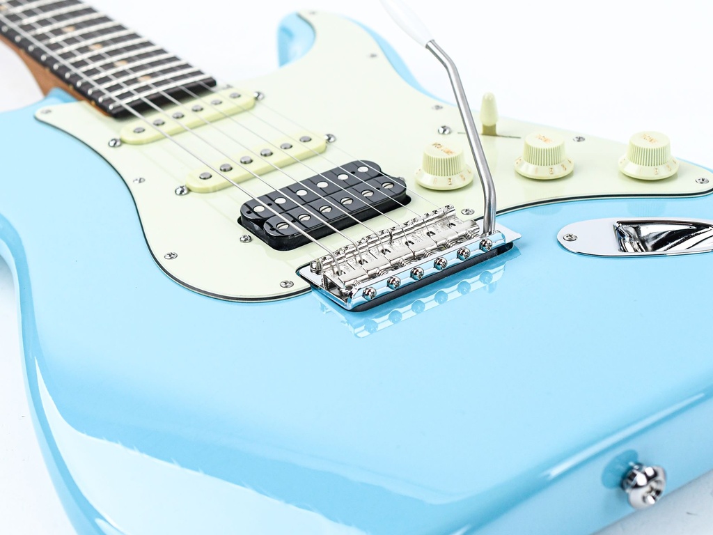 Suhr Classic S Vintage Limited Daphne Blue-10.jpg