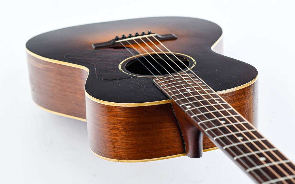 Gibson L00 Sunburst 1939-8.jpg