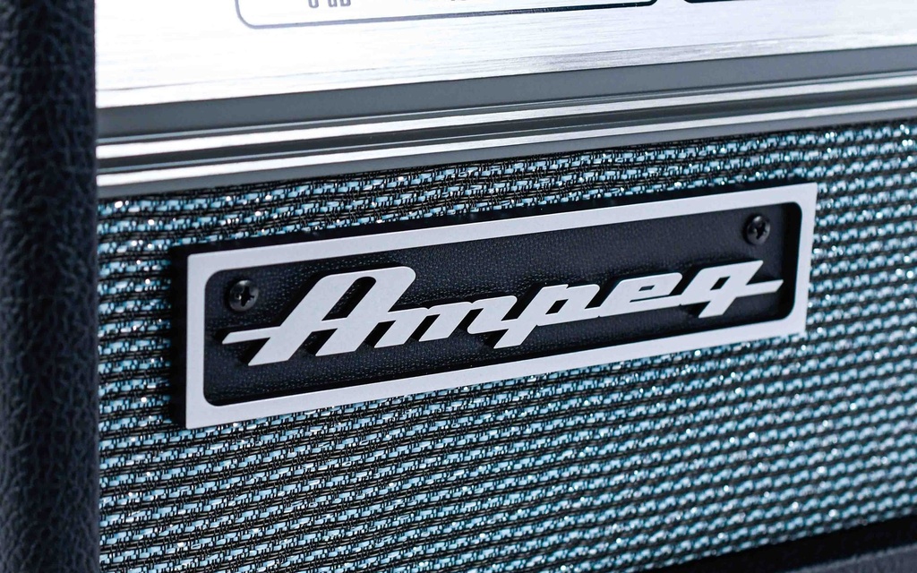 Ampeg V-4B Bass Head-8.jpg