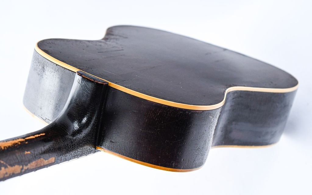 Gibson LG2 Satin Banner 1944-9.jpg