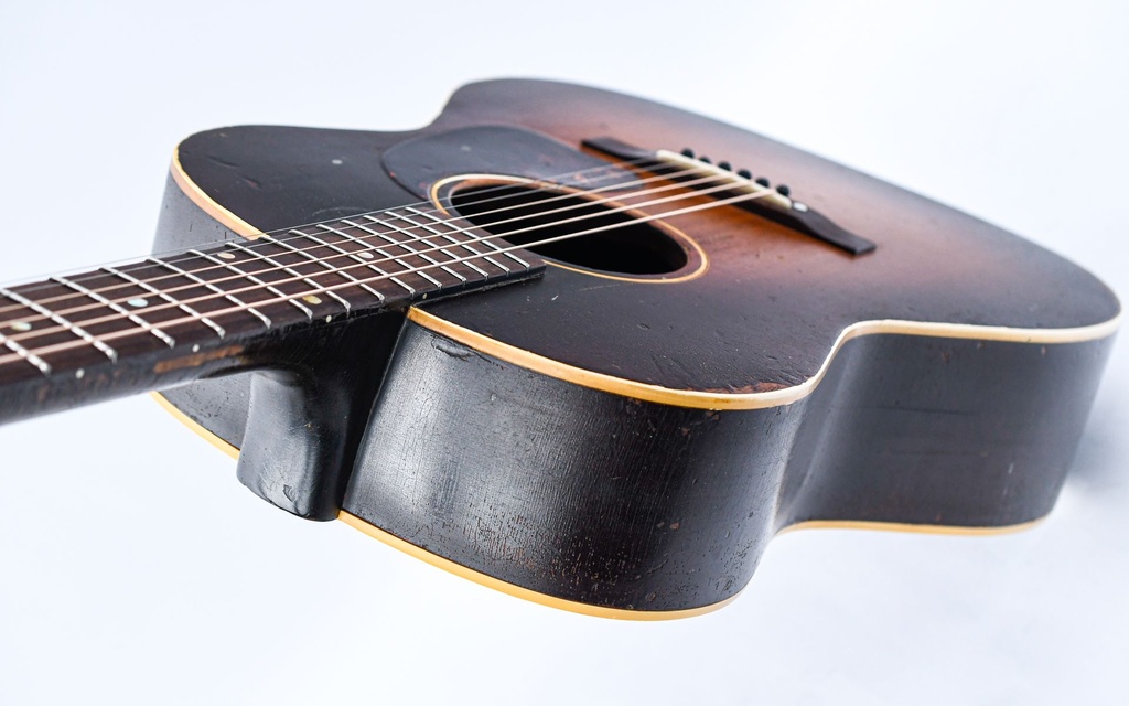 Gibson LG2 Satin Banner 1944-8.jpg