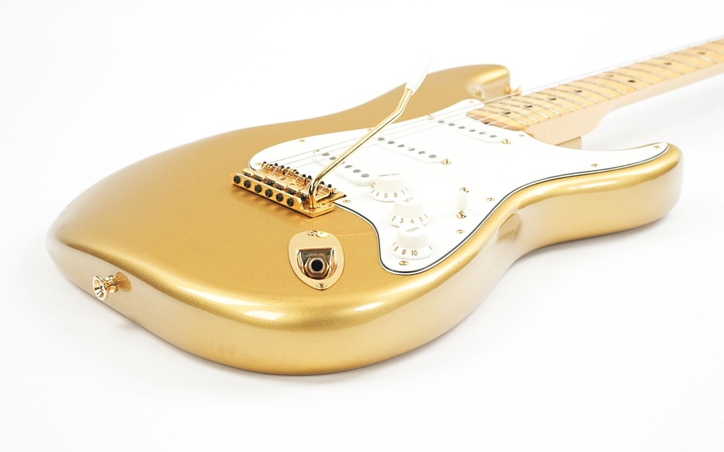 Fender  Stratocaster The Strat Gold  1982-11.jpg