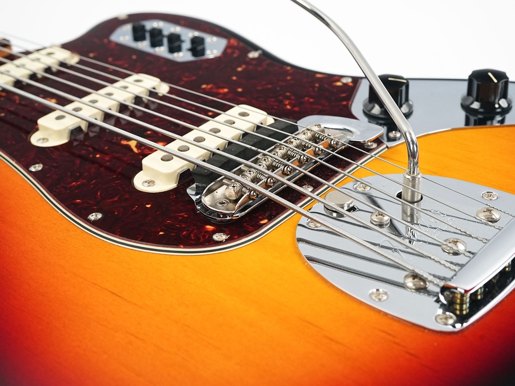 Fender   Bass VI Custom Shop 3 Tone Sunburst NOS  2006-10.jpg