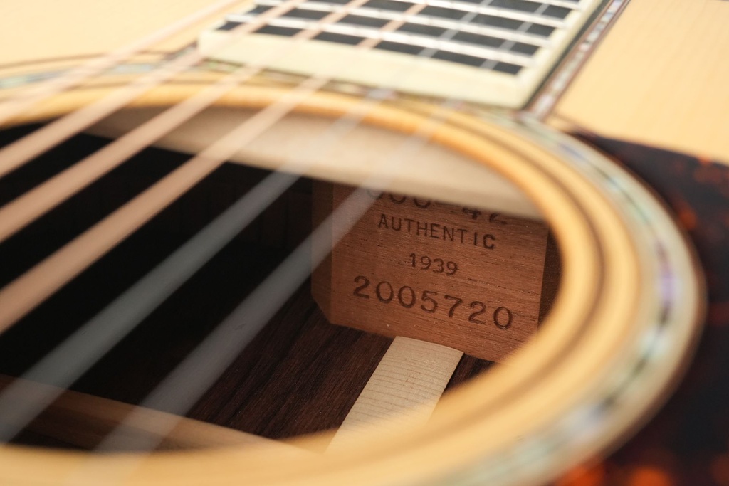 Martin 00042 1939 Authentic VTS 2015-12.jpg