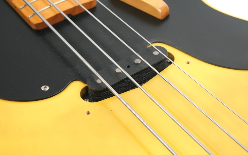 Fender  51 Precision Bass Butterscotch Japan -12.jpg