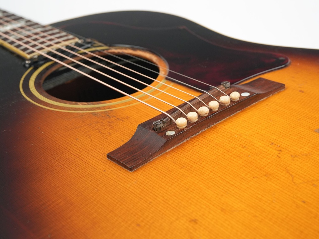 Gibson J160E Sunburst 1967-68-10.jpg