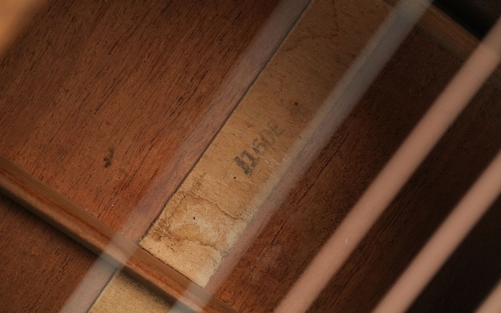 Gibson J160E Sunburst 1967-68-11.jpg