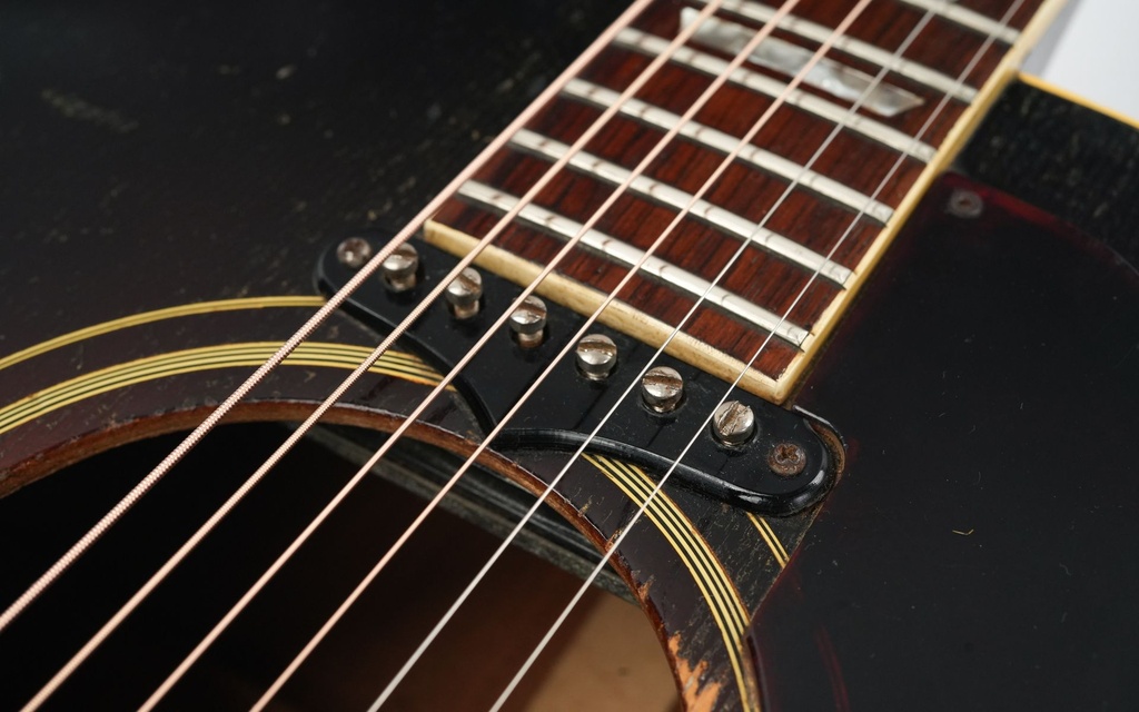 Gibson J160E Sunburst 1967-68-12.jpg