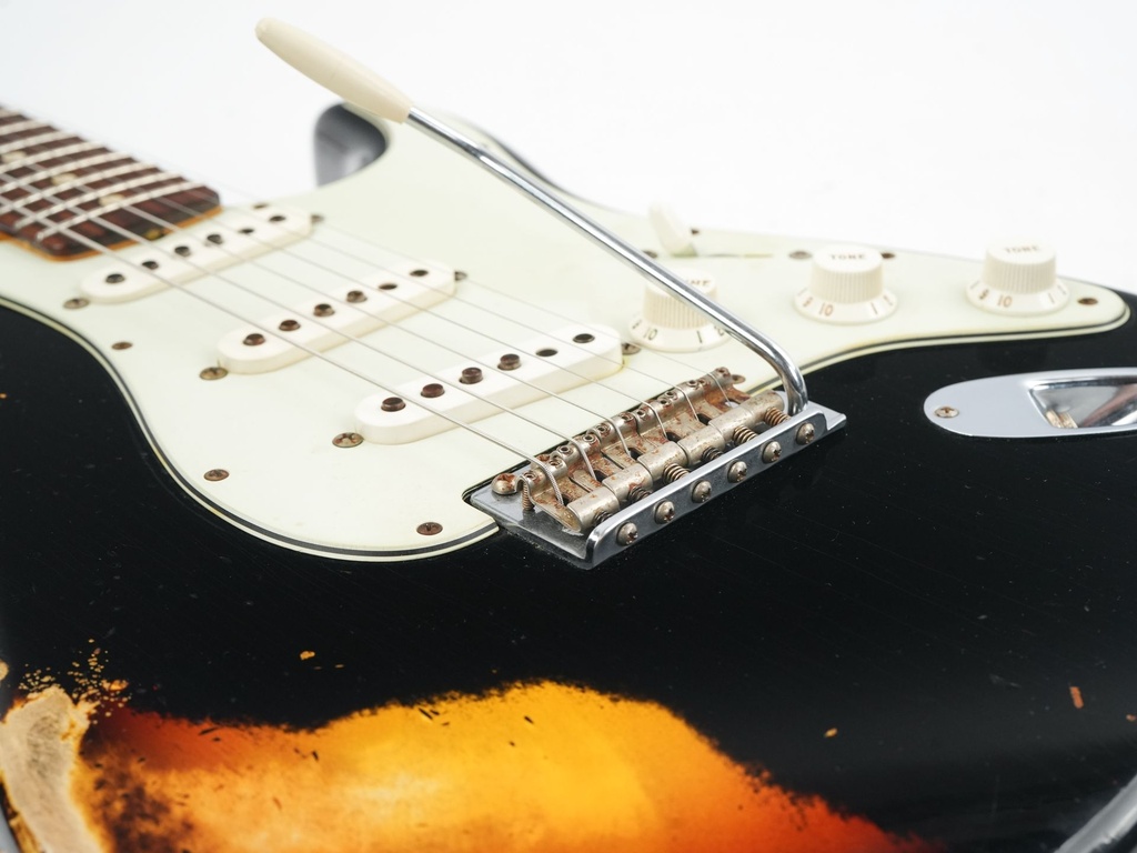 Fender Custom Shop 1960 Stratocaster Relic Black over Sunburst 2014-10.jpg