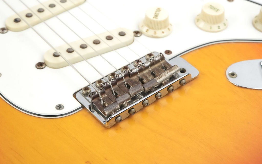 Fender Stratocaster Sunburst 1970-10.jpg