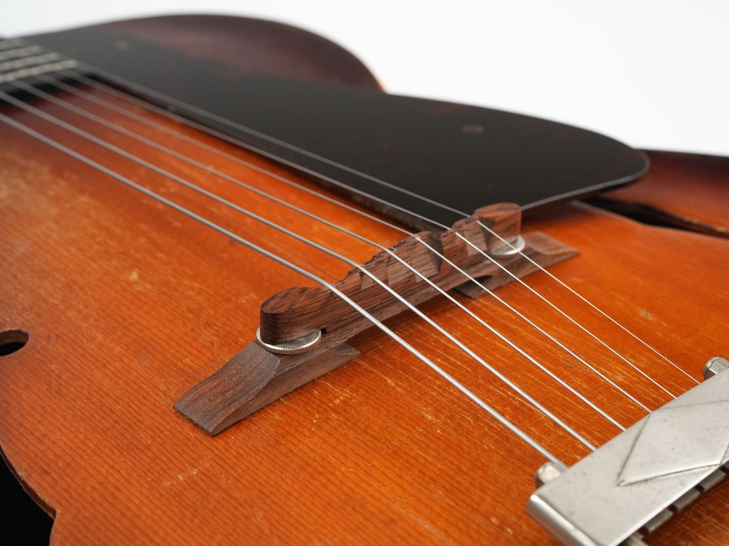 Gibson L50 Sunburst 1946-10.jpg