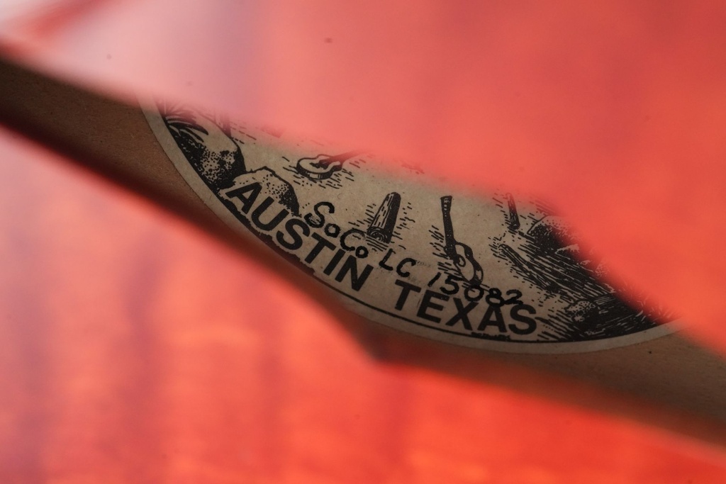 Collings SoCo Deluxe Faded Red 2015-12.jpg