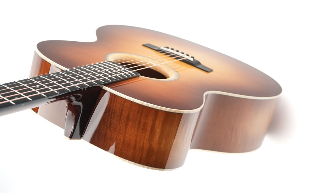 Rozawood Custom GA Flamed Maple Bearclaw Alpine Spruce-9.jpg