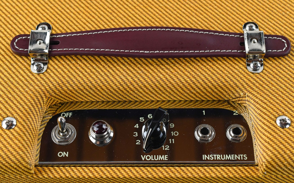 Fender 57 Custom Champ 230V-6.jpg